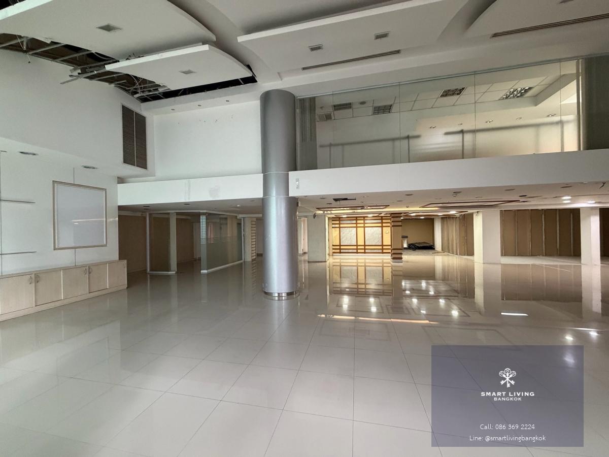 Showroom ให้เช่า เพชรบุรีตัดใหม่ใกล้ทางด่วน พื้นที่เชิงพาณิชย์ขนาดใหญ่ 843 ตร.ม แบ่งเช่าได้ รองรับหลายธุรกิจ เช่น โชว์รูมรถ ออฟฟิศ ศูนย์สุขภาพ ฟิตเนส