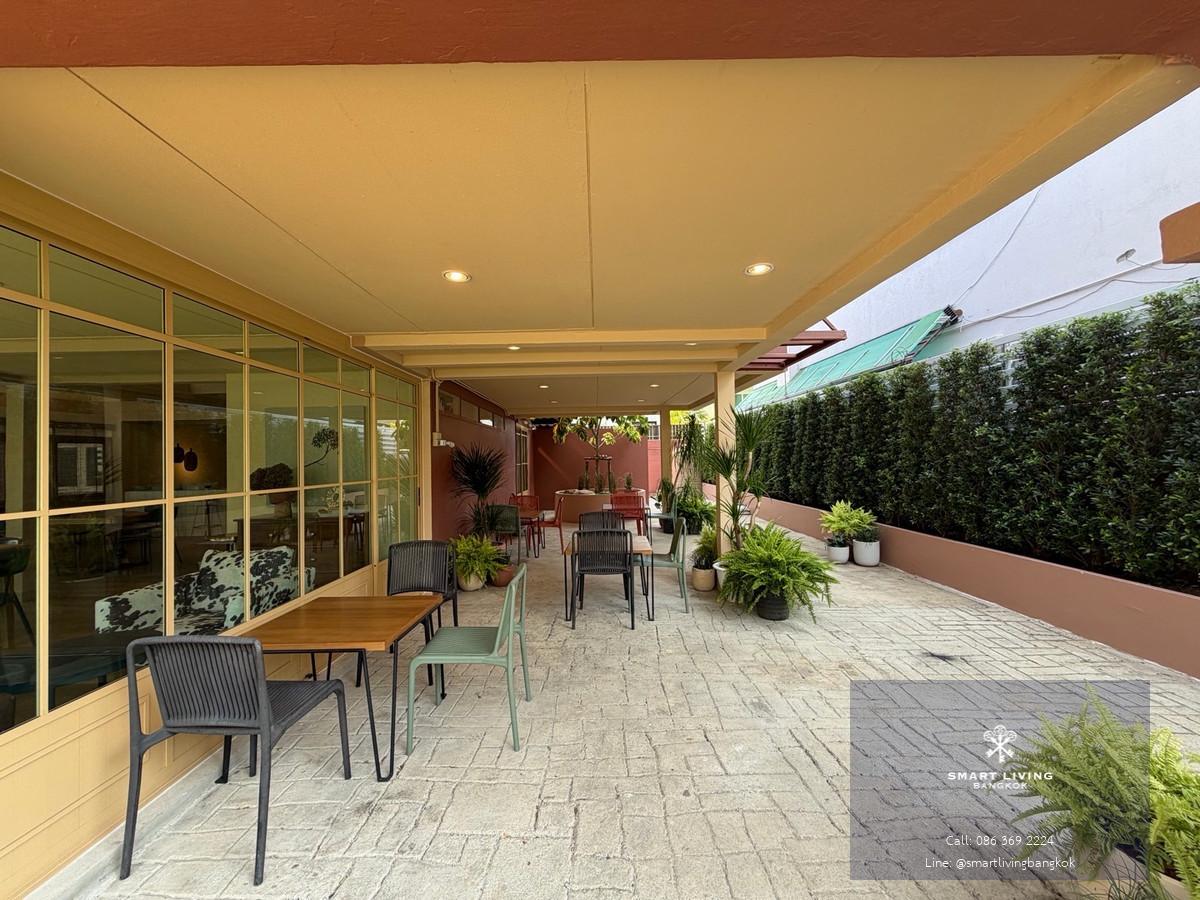 บ้าน พระราม 9 สวนกว้าง บรรยากาศร่มรื่น พื้นที่โปร่งโล่ง กระจกรอบบ้าน เหมาะสำหรับคาเฟ่หรือร้านอาหาร