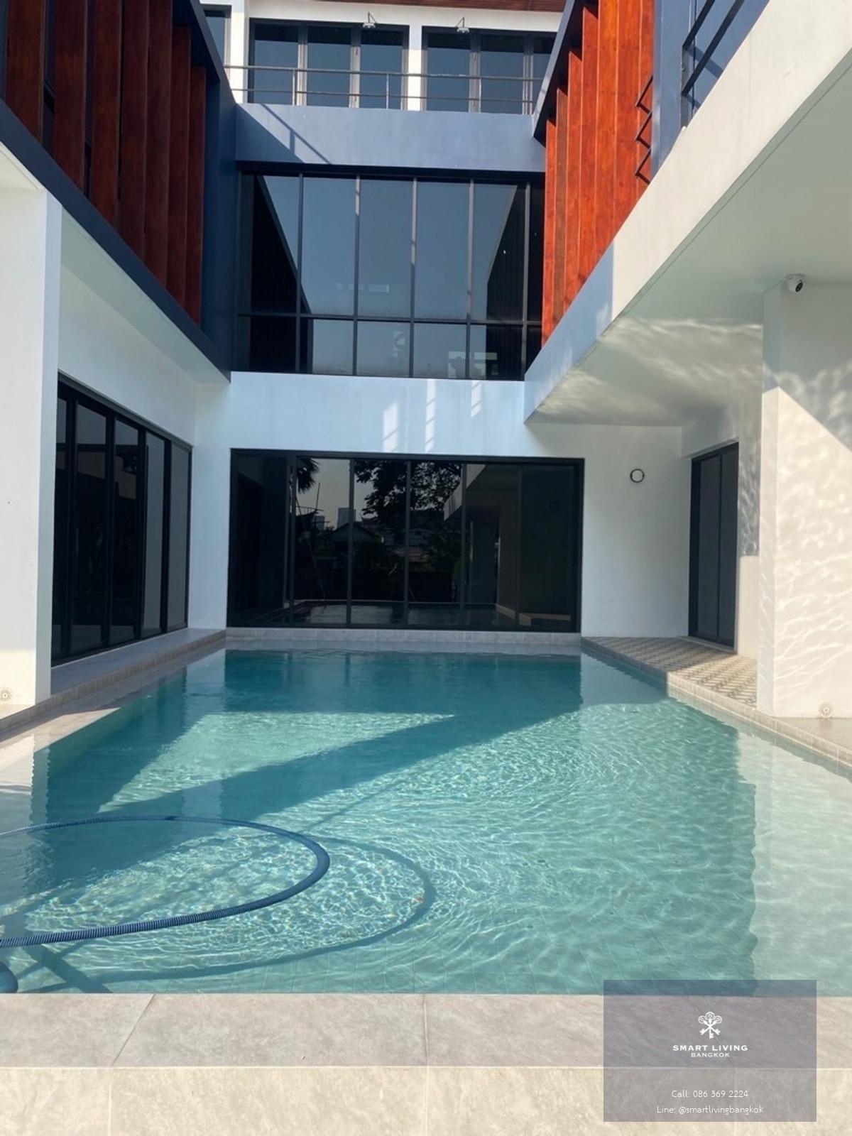 บ้านเดี่ยว 3 ชั้น พร้อมสระว่ายน้ำส่วนตัว สุขุมวิท 62 ใกล้ BTS บางจาก (ขาย / เช่า)