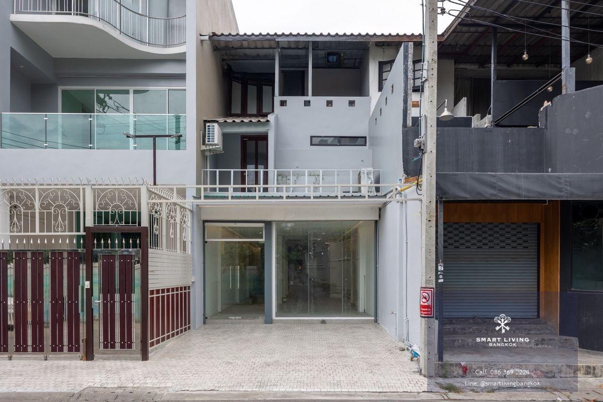 ให้เช่า อาคารพาณิชย์  Ekkamai  250 ตร.ม. รีโนเวทใหม่  แอร์ใหม่ ตกแต่งพร้อมใช้งาน (บ้านเปล่า)