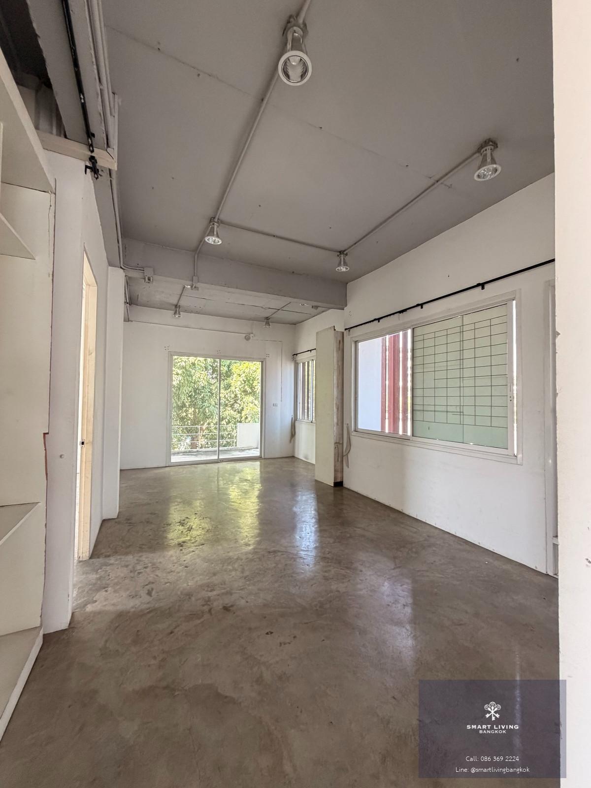 อาคารโฮมออฟฟิศขนาดใหญ่ในย่านพระราม 9 – RCA ทำเลศักยภาพใจกลางเมือง เหมาะสำหรับบริษัทที่ต้องการพื้นที่สำนักงานขนาดใหญ่ สามารถจดทะเบียนบริษัทได้ พร้อมใช้งานทันที เดินทางสะดวก ใกล้ทางด่วน MRT และ Airport Link