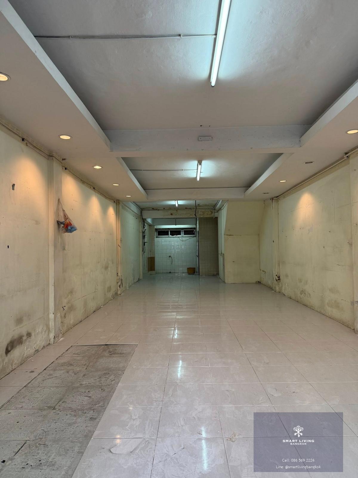 อาคารพาณิชย์อยู่ใน สุขุมวิท  ทำเลธุรกิจ ใจกลางเมือง เชื่อมต่อทั้งสุขุมวิท และ พระราม 4 การสัญจรหนาแน่น เหมาะสำหรับทำธุรกิจ | 4.5 Floors Shophouse for Rent  |  ใกล้ BTS พร้อมพงษ์