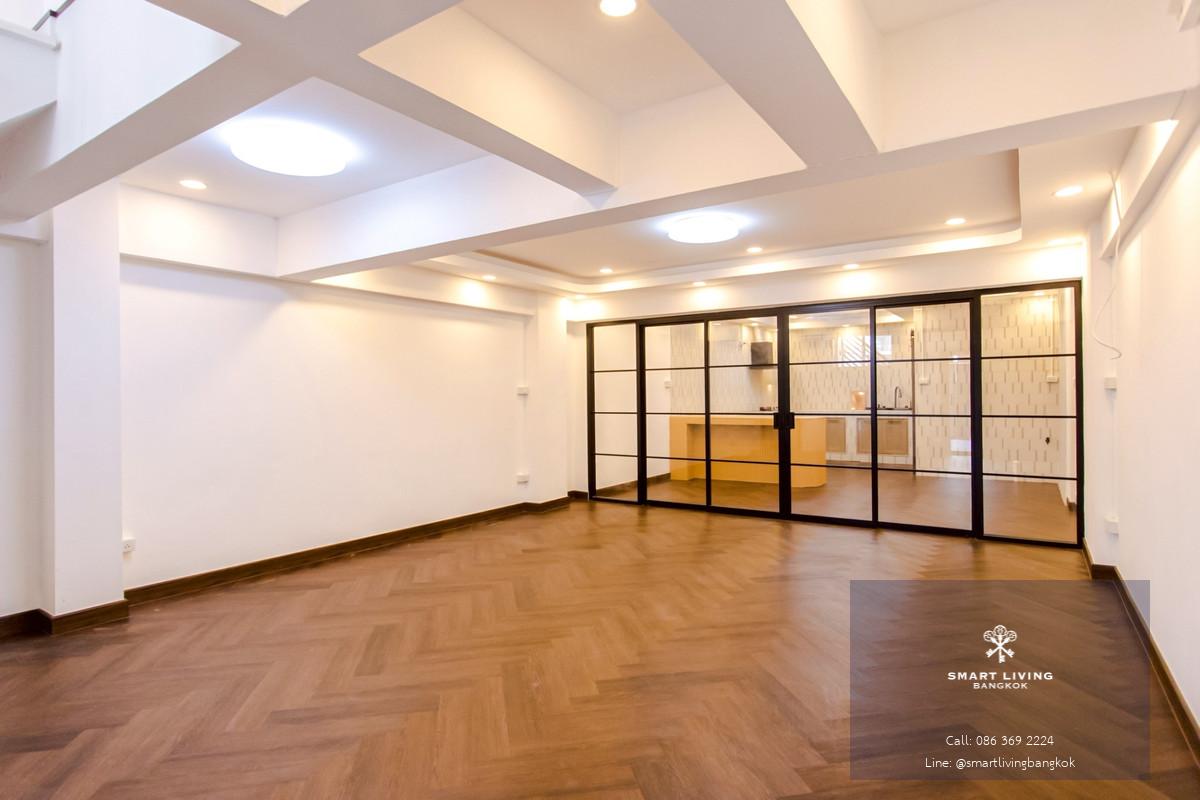 ขายทาวน์เฮาส์ 3ชั้น รีโนเวทใหม่ย่านประดิษฐ์มนูธรรม บ้านสวย งาน SPCทั้งหลัง งานมีเนียมเกรดดี ใกล้ทางด่วน พร้อมขาย