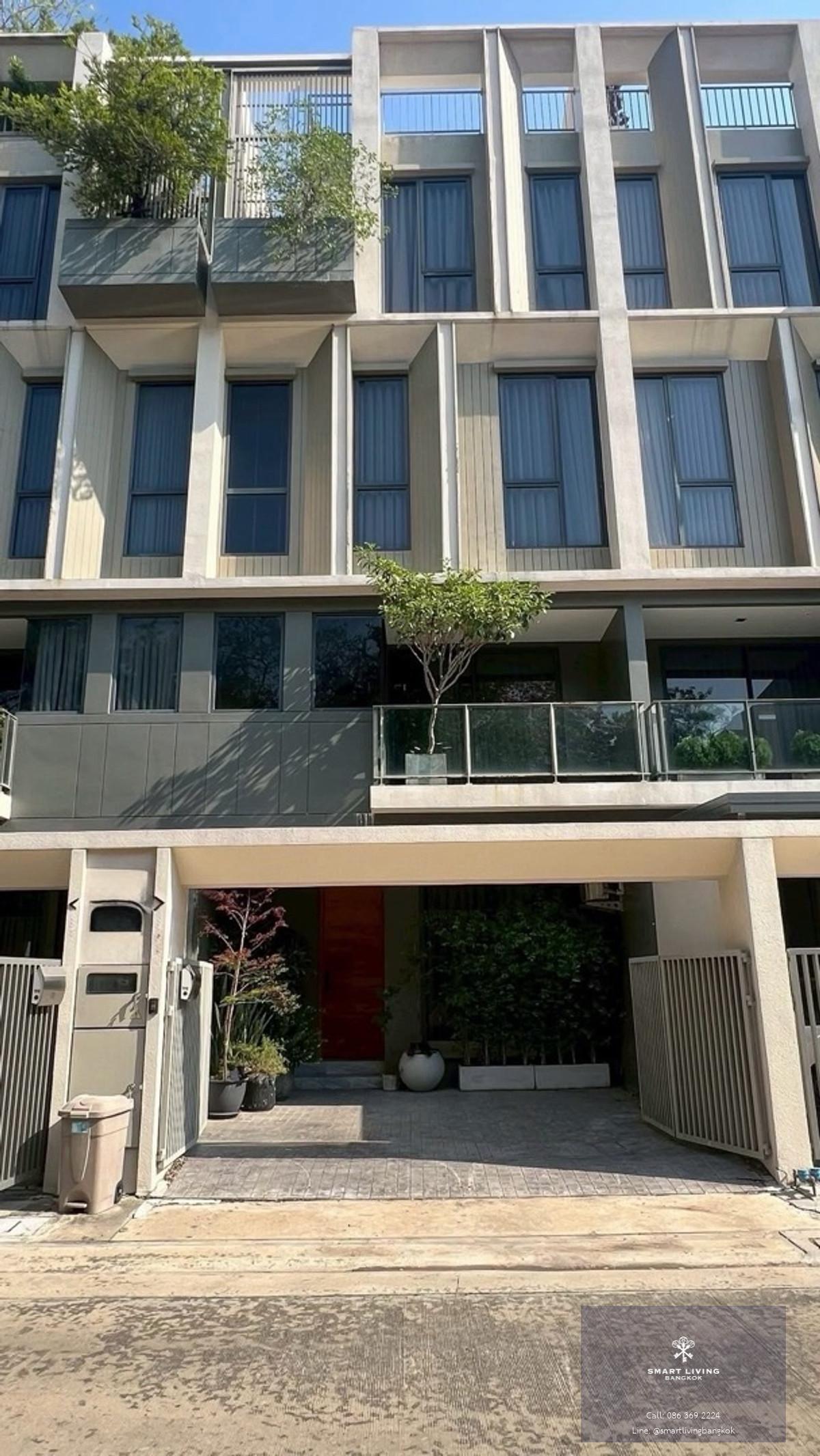 ขายทาวน์โฮมหรู THER LADPRAO 93 ลาดพร้าว 93 บ้านเพดานสูง Double Volume 5.8 เมตร 4 ห้องนอน พื้นที่ 246.62 ตร.ม ใกล้ CDC และ The Mall บางกะปิ