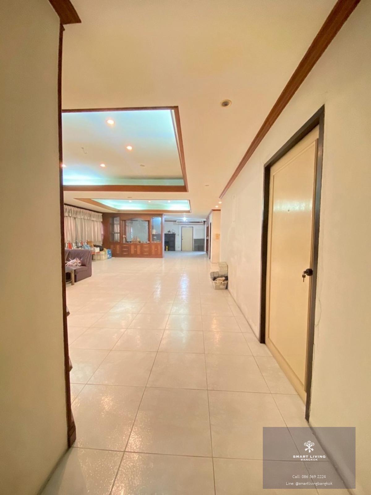 ขาย/ให้เช่า อาคารโชว์รูมและออฟฟิศ 5.5 ชั้น ติดถนนใหญ่พระราม 9 สเปซใหญ่ 2,668 ตร.ม. จอดรถ 30 คัน ใกล้ ARL