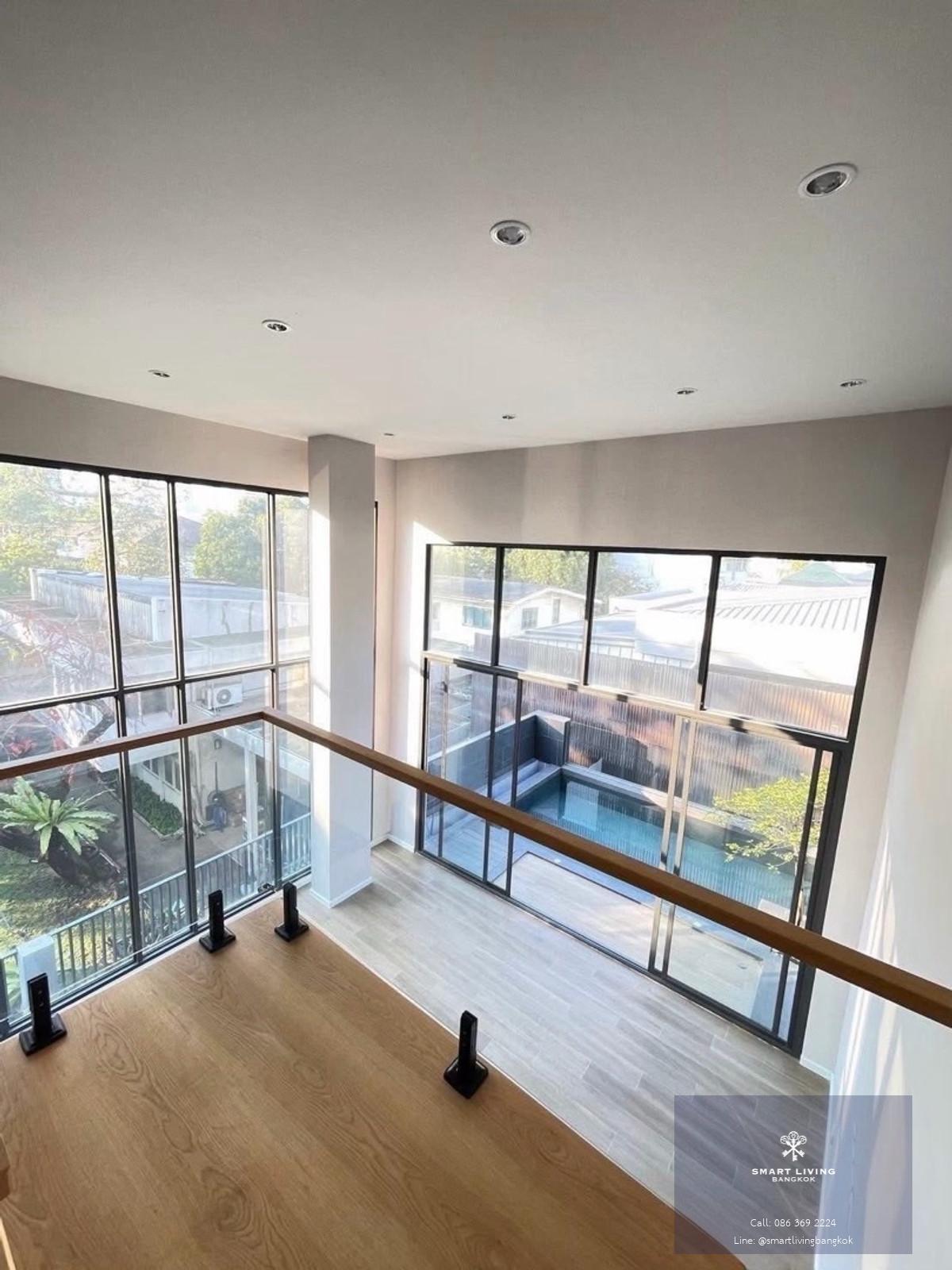 ทาวน์โฮมหรู ทองหล่อ  มีลิฟต์และสระว่ายน้ำส่วนตัว เลี้ยงสัตว์ได้ ใกล้ BTS ทองหล่อ