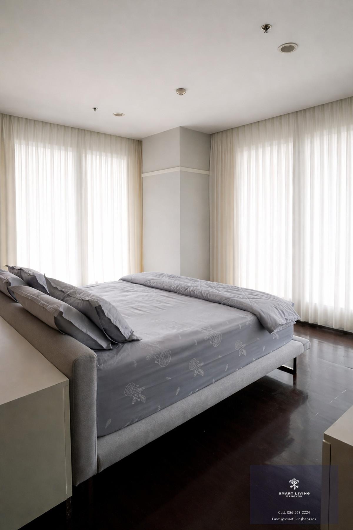 คอนโดห้องขนาดใหญ่ 3 ห้องนอน ในย่านทองหล่อ ทำเล Prime Sukhumvit ที่ได้รับความนิยมสูง เหมาะสำหรับครอบครัว ผู้บริหาร หรือชาวต่างชาติที่ต้องการอยู่อาศัยในใจกลางเมือง พร้อมพื้นที่ใช้สอยจริง รายล้อมด้วยร้านอาหารนานาชาติ คาเฟ่ Community Mall และโรงพยาบาลชั้นนำ