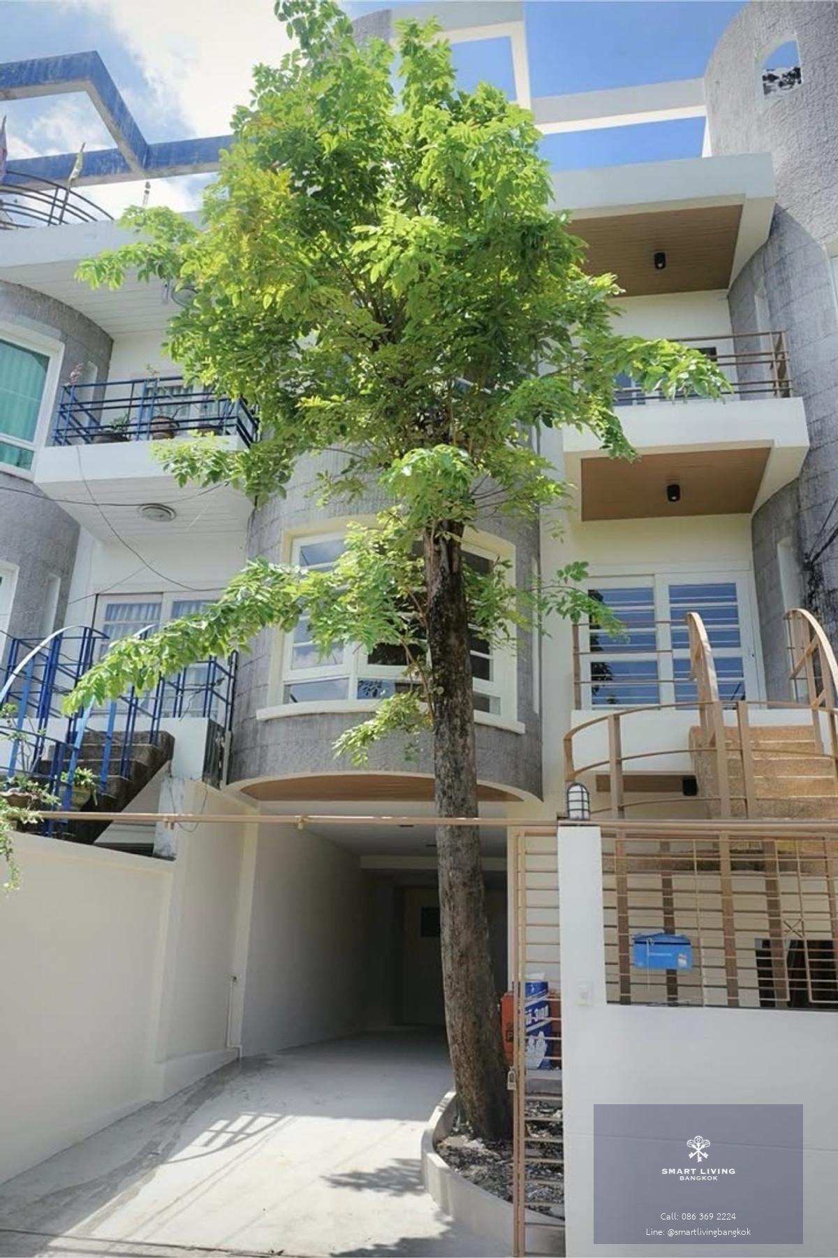 ทาวน์โฮมรีโนเวทใหม่ทั้งหลัง 4 ชั้น สไตล์มินิมอล ทำเลรัชดา 42 ราคาดีที่สุดในย่าน