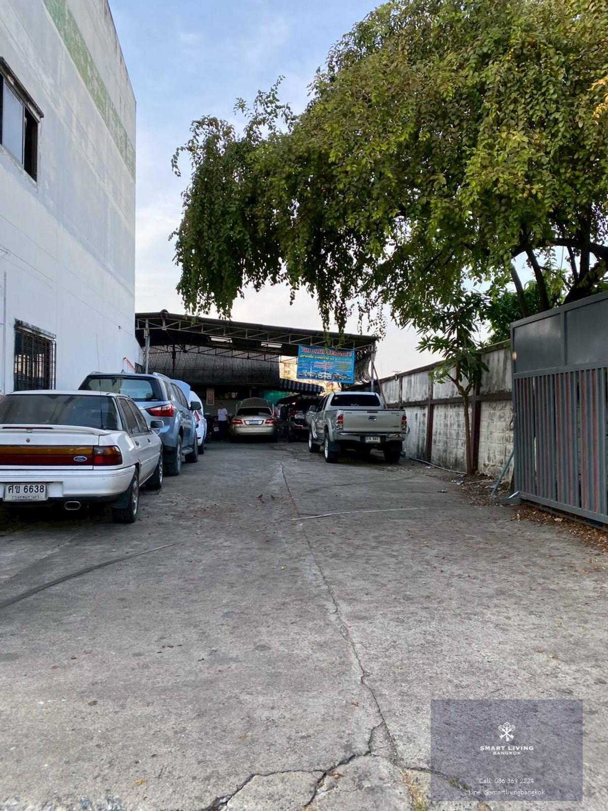 ขาย ที่ดิน  Land Nakniwat   237 ตร.ว.  เป็นซอยที่มีอู่ซ่อมรถ ทำสีถึง 3 ที่ ด้านในท้ายซอยสุดมีโรงเรียนสอนอาชีพ