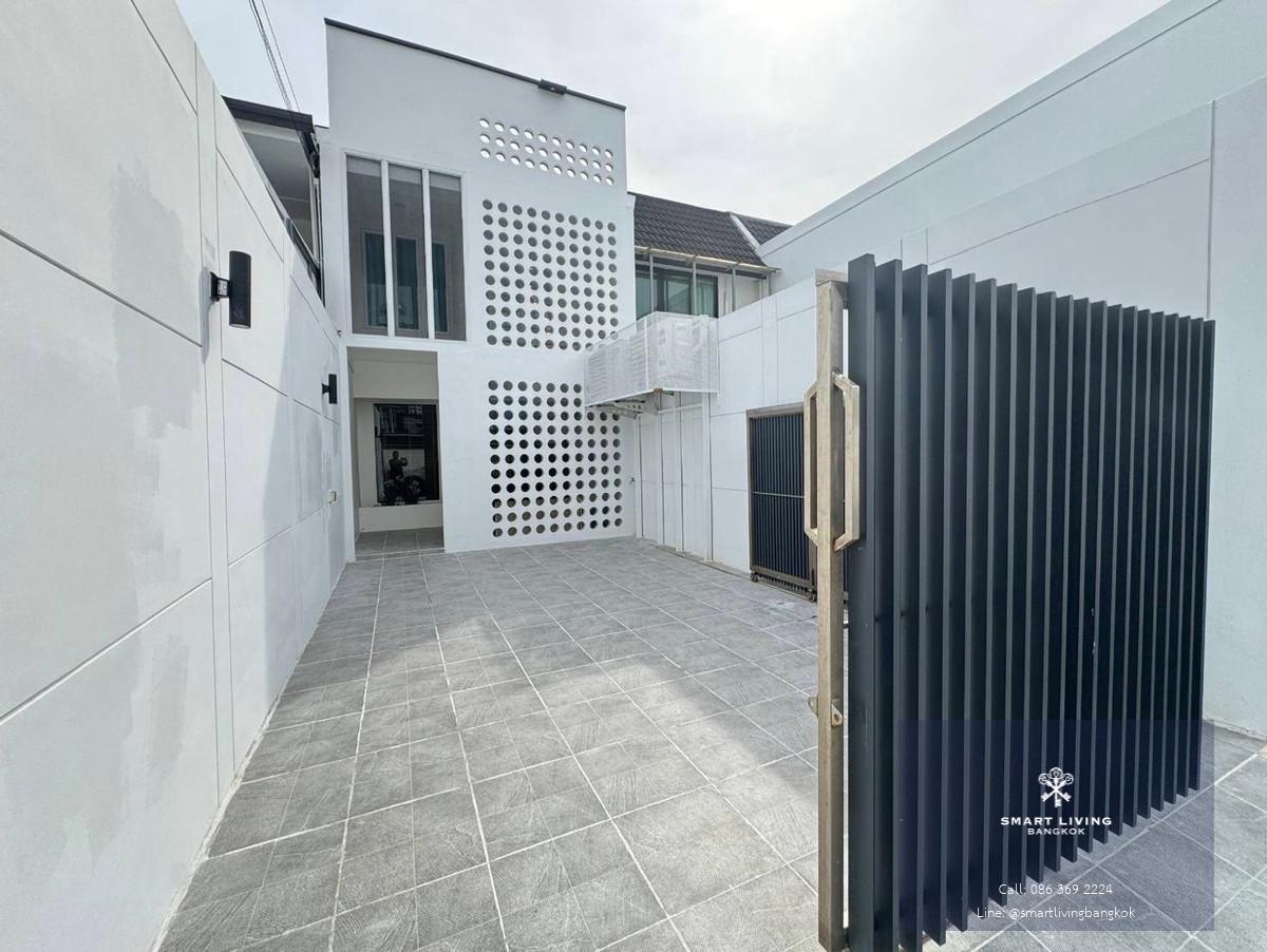 📢 ขายทาวน์เฮ้าส์รีโนเวทใหม่ สุขุมวิท 71 | Skylight กลางบ้าน | 2 นอน 3 น้ำ | ใกล้ BTS เอกมัย–พระโขนง | พร้อมอยู่