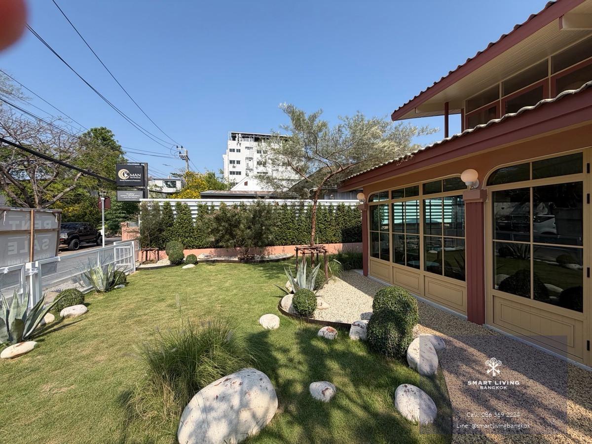 บ้าน พระราม 9 สวนกว้าง บรรยากาศร่มรื่น พื้นที่โปร่งโล่ง กระจกรอบบ้าน เหมาะสำหรับคาเฟ่หรือร้านอาหาร