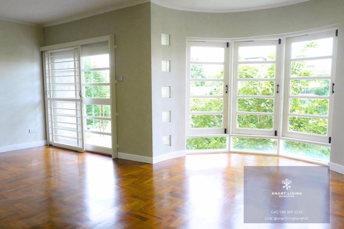 ทาวน์โฮมรีโนเวทใหม่ทั้งหลัง 4 ชั้น สไตล์มินิมอล ทำเลรัชดา 42 ราคาดีที่สุดในย่าน