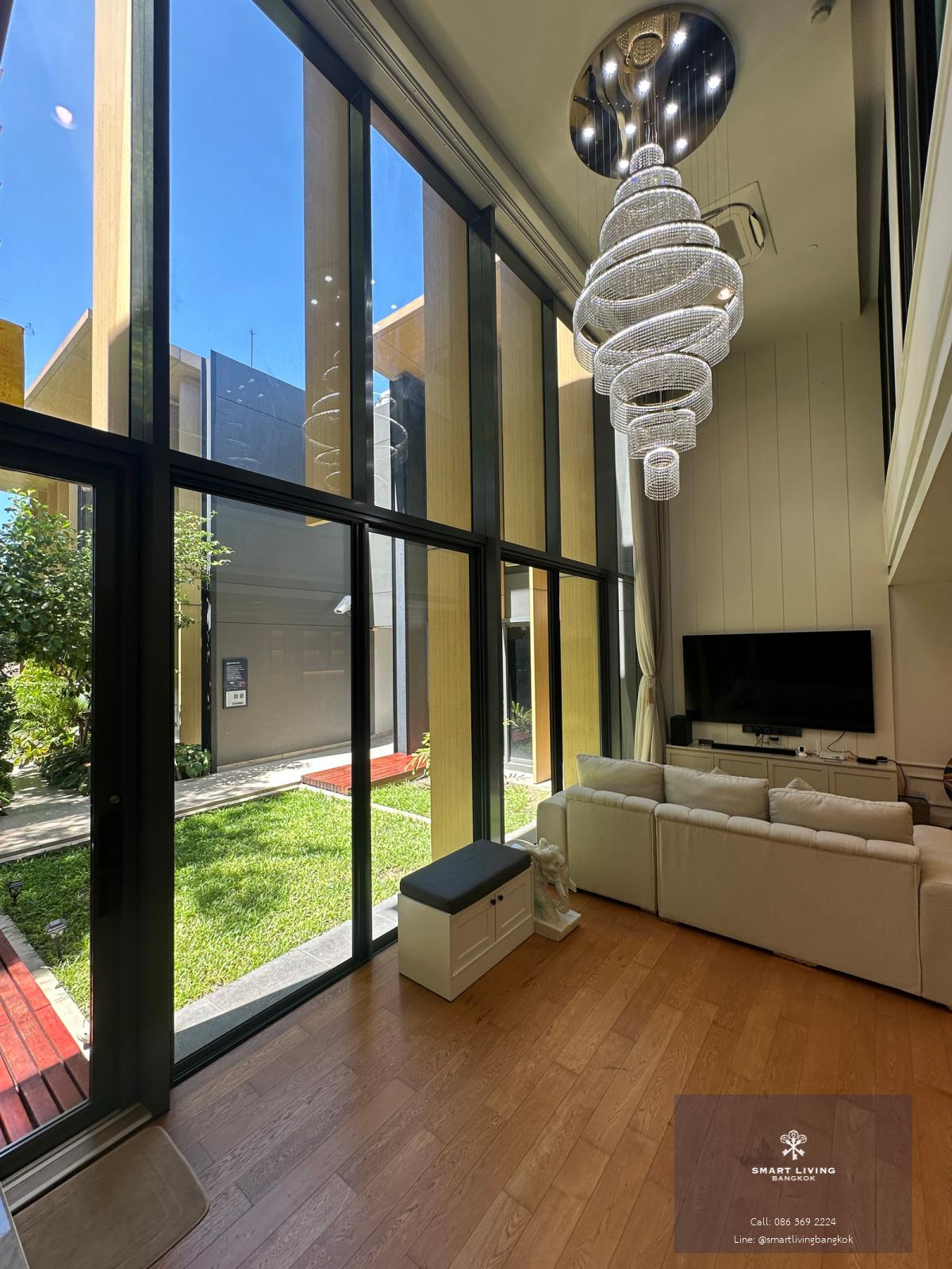 ปล่อยเช่าคอนโด 2 ชั้น Sky House Duplex โครงการ The Lumpini 24 (230 ตร.ม. 3 นอน 3 น้ำ มีครัวปิด) ตกแต่งโมเดิร์น โปร่งโล่ง ใกล้ BTS พร้อมพงษ์ และห้างเอ็มโพเรียม หิ้วกระเป๋าเข้าอยู่ได้เลย