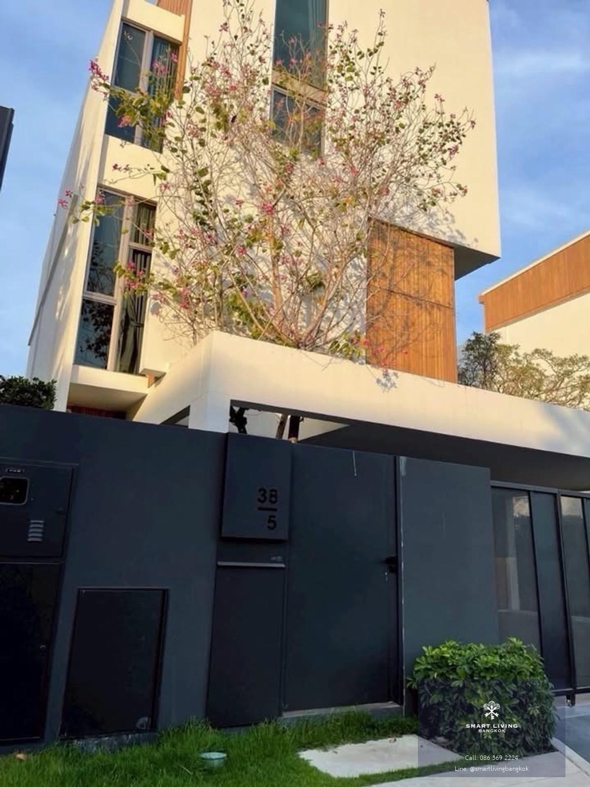 บ้านเดี่ยว 3 ชั้นให้เช่า VIVE พระราม 9 วิวสนามกอล์ฟ ใกล้ Clubhouse โครงการ Land & Houses เลี้ยงสัตว์ได้