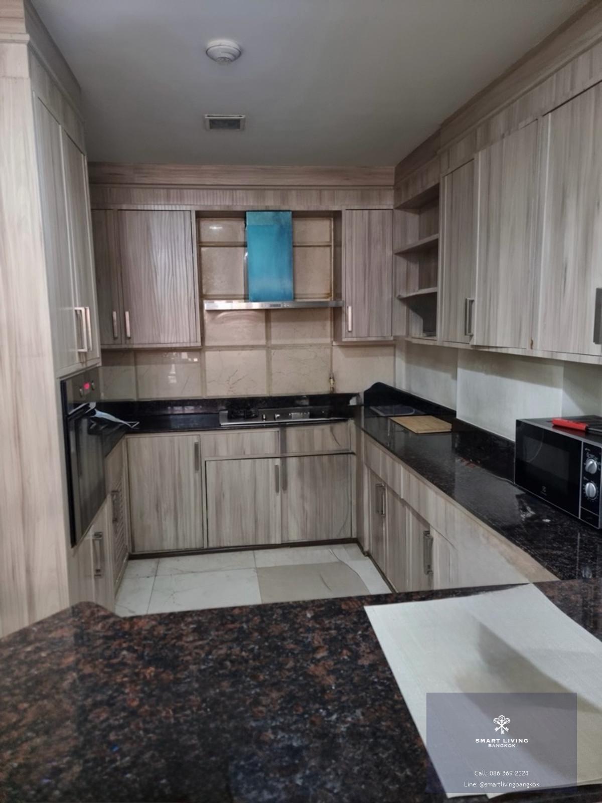 คอนโด 2 ห้องนอน รีโนเวทใหม่ เลี้ยงสัตว์ได้ พร้อมระเบียงขนาดใหญ่ ใกล้ BTS พร้อมพงษ์