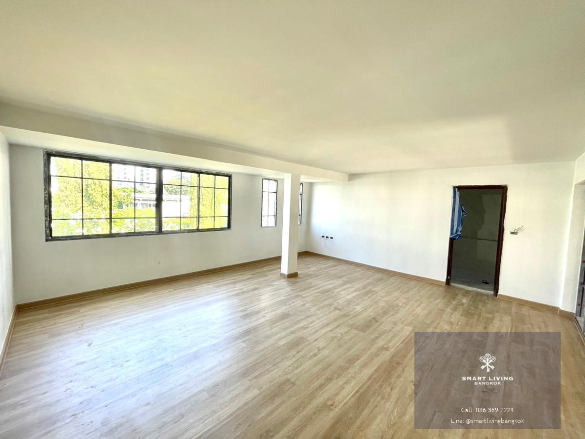 ให้เช่า  Townhouse  แถว สุขุมวิท 31   สามารถทำเป็นโฮมออฟฟิศได้ รีโนเวทใหม่พร้อมเข้าอยู่