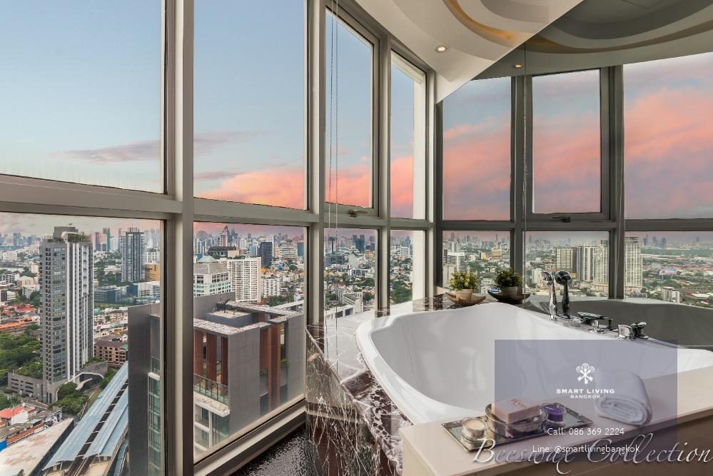 ให้เช่าคอนโดหรู 2 ห้องนอน  เปิดรับวิวเมืองและแม่น้ำผ่านกระจกโค้ง Floor-to-Ceiling พร้อมอ่างสปาส่วนตัว ยินดีต้อนรับเข้าชมสเปซจริงที่เหนือกว่าทุกข้อจำกัด
