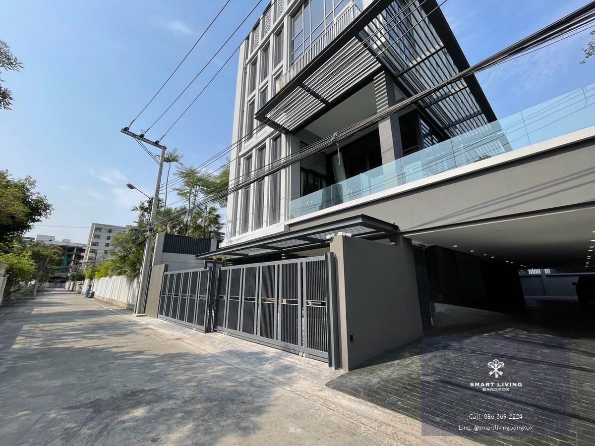 ทาวน์โฮมหรู ทองหล่อ  มีลิฟต์และสระว่ายน้ำส่วนตัว เลี้ยงสัตว์ได้ ใกล้ BTS ทองหล่อ