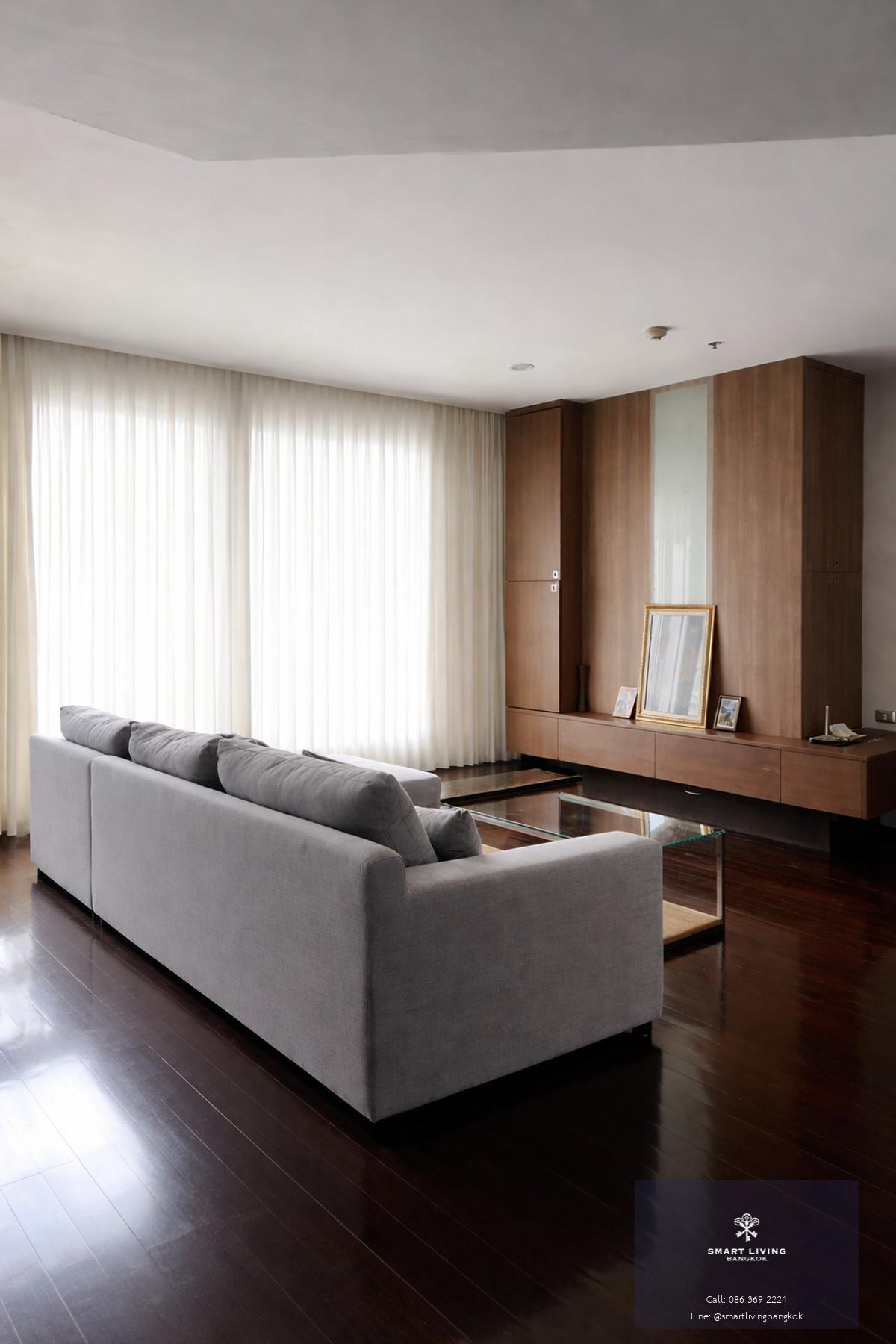 คอนโดห้องขนาดใหญ่ 3 ห้องนอน ในย่านทองหล่อ ทำเล Prime Sukhumvit ที่ได้รับความนิยมสูง เหมาะสำหรับครอบครัว ผู้บริหาร หรือชาวต่างชาติที่ต้องการอยู่อาศัยในใจกลางเมือง พร้อมพื้นที่ใช้สอยจริง รายล้อมด้วยร้านอาหารนานาชาติ คาเฟ่ Community Mall และโรงพยาบาลชั้นนำ