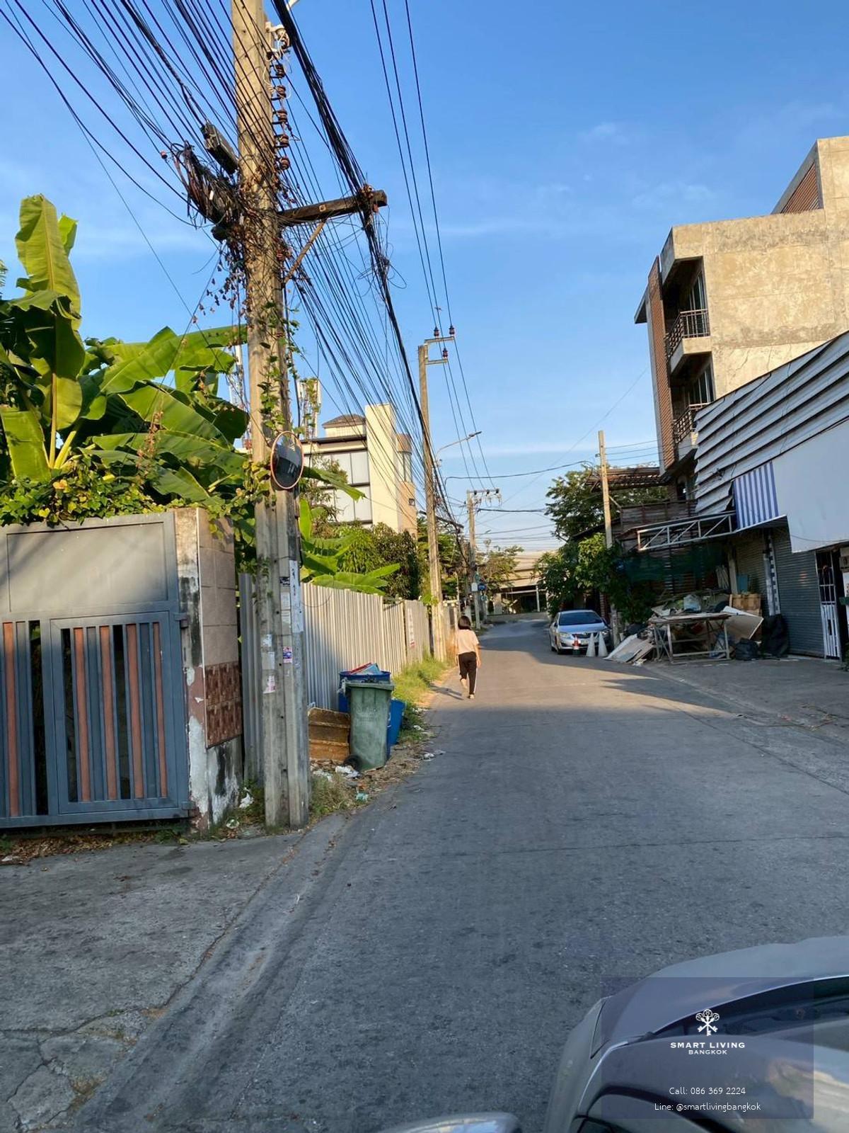 ขาย ที่ดิน  Land Nakniwat   237 ตร.ว.  เป็นซอยที่มีอู่ซ่อมรถ ทำสีถึง 3 ที่ ด้านในท้ายซอยสุดมีโรงเรียนสอนอาชีพ