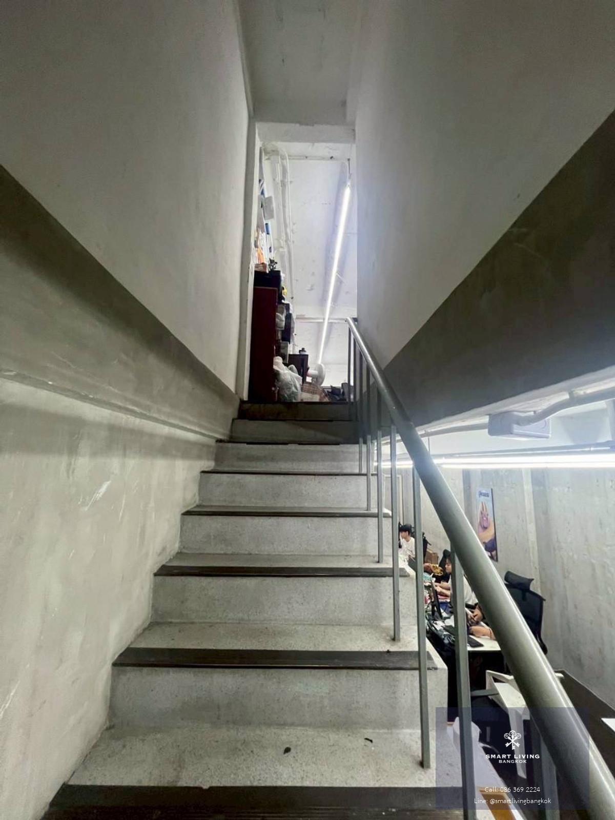 พื้นที่ว่างให้เช่า  120 ตร.ม.  สามารถจดทะเบียนบริษัท ได้   เหมาะสำหรับ ทำออฟฟิศ  สำนักงาน