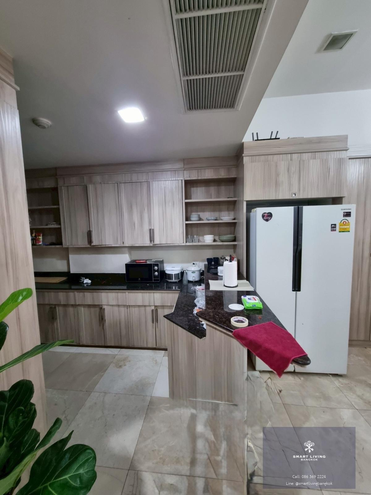 คอนโดกว้างขวาง 2 ห้องนอนปรับปรุงใหม่เป็นมิตรกับสัตว์เลี้ยงพร้อมระเบียงขนาดใหญ่ ใกล้ BTS พร้อมพงษ์