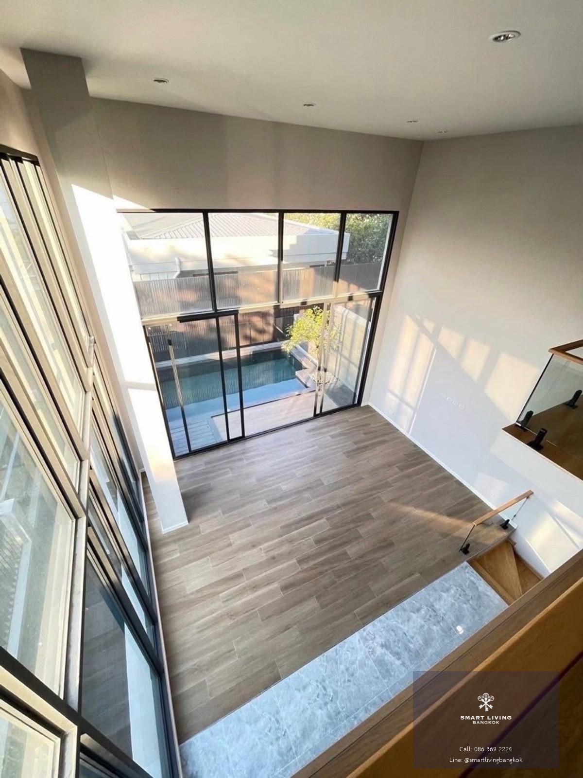 ทาวน์โฮมหรู ทองหล่อ  มีลิฟต์และสระว่ายน้ำส่วนตัว เลี้ยงสัตว์ได้ ใกล้ BTS ทองหล่อ