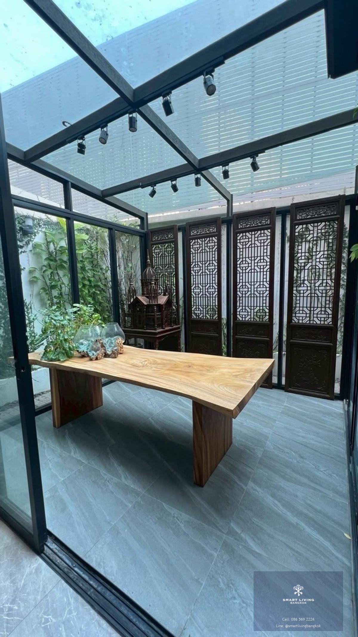 ขายทาวน์โฮมหรู THER LADPRAO 93 ลาดพร้าว 93 บ้านเพดานสูง Double Volume 5.8 เมตร 4 ห้องนอน พื้นที่ 246.62 ตร.ม ใกล้ CDC และ The Mall บางกะปิ