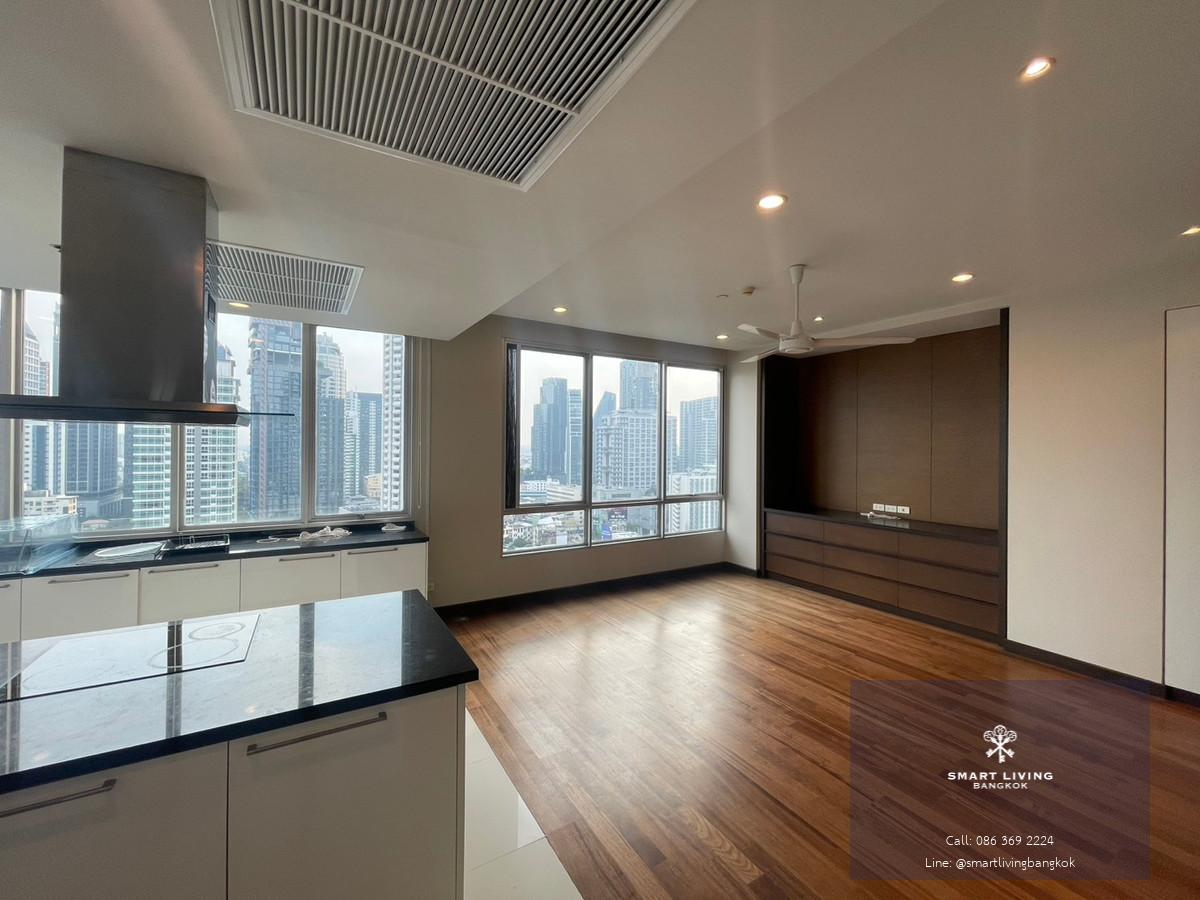 ให้เช่า Duplex Penhouse ขนาด 4 ห้องนอน, มีพื้นที่นั่งเล่น 2 ส่วน และห้องครัวปิด, ตกแต่งสไตล์วูดดี้, เฟอร์นิเจอร์ครบ, ระเบียงใหญ่ วิวเมือง, ใกล้ BTS ทองหล่อ