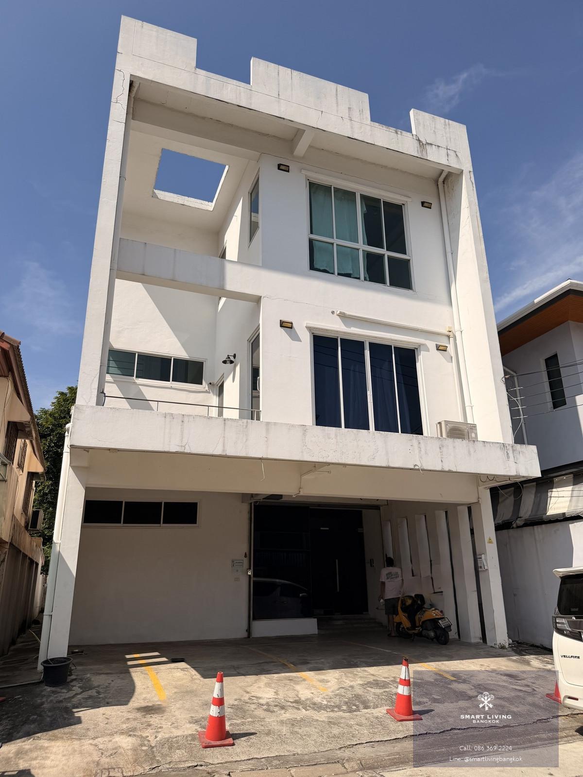 อาคารโฮมออฟฟิศขนาดใหญ่ในย่านพระราม 9 – RCA ทำเลศักยภาพใจกลางเมือง เหมาะสำหรับบริษัทที่ต้องการพื้นที่สำนักงานขนาดใหญ่ สามารถจดทะเบียนบริษัทได้ พร้อมใช้งานทันที เดินทางสะดวก ใกล้ทางด่วน MRT และ Airport Link