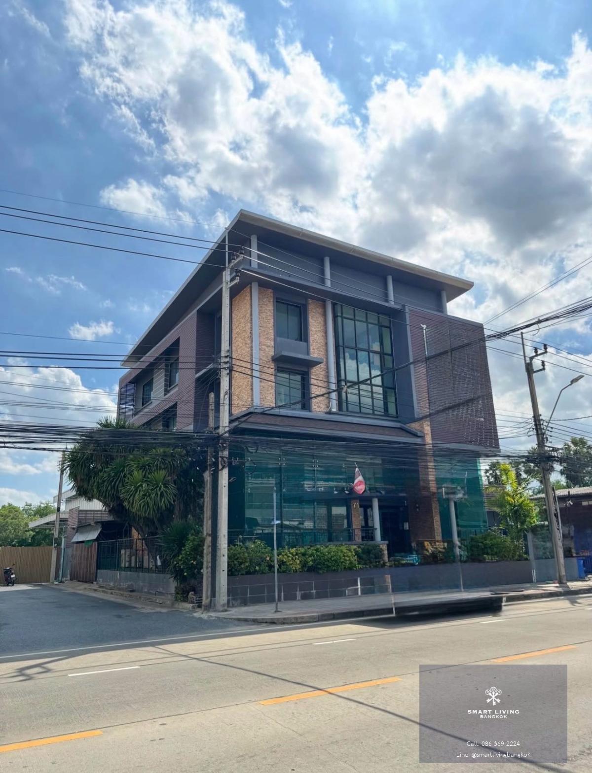 ขายอาคารสำนักงาน พร้อม lift เลียบด่วนรามอินทรา อาคารมุม 3.5 ชั้น มีลิฟต์ พื้นที่ใช้สอย 820 ตร.ม ที่ดิน 100.03 ตร.ว ใกล้ CDC และ Central EastVille