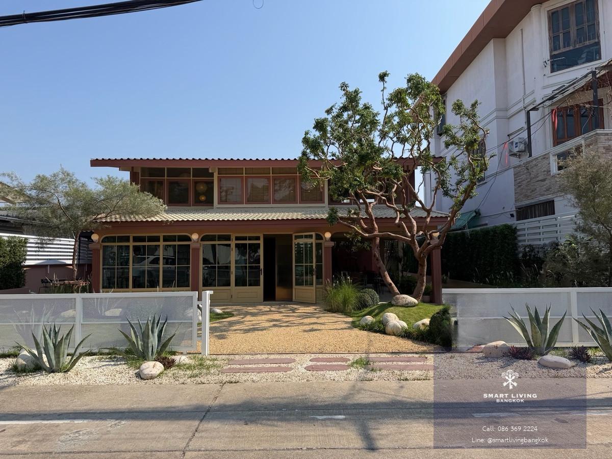 บ้าน พระราม 9 สวนกว้าง บรรยากาศร่มรื่น พื้นที่โปร่งโล่ง กระจกรอบบ้าน เหมาะสำหรับคาเฟ่หรือร้านอาหาร