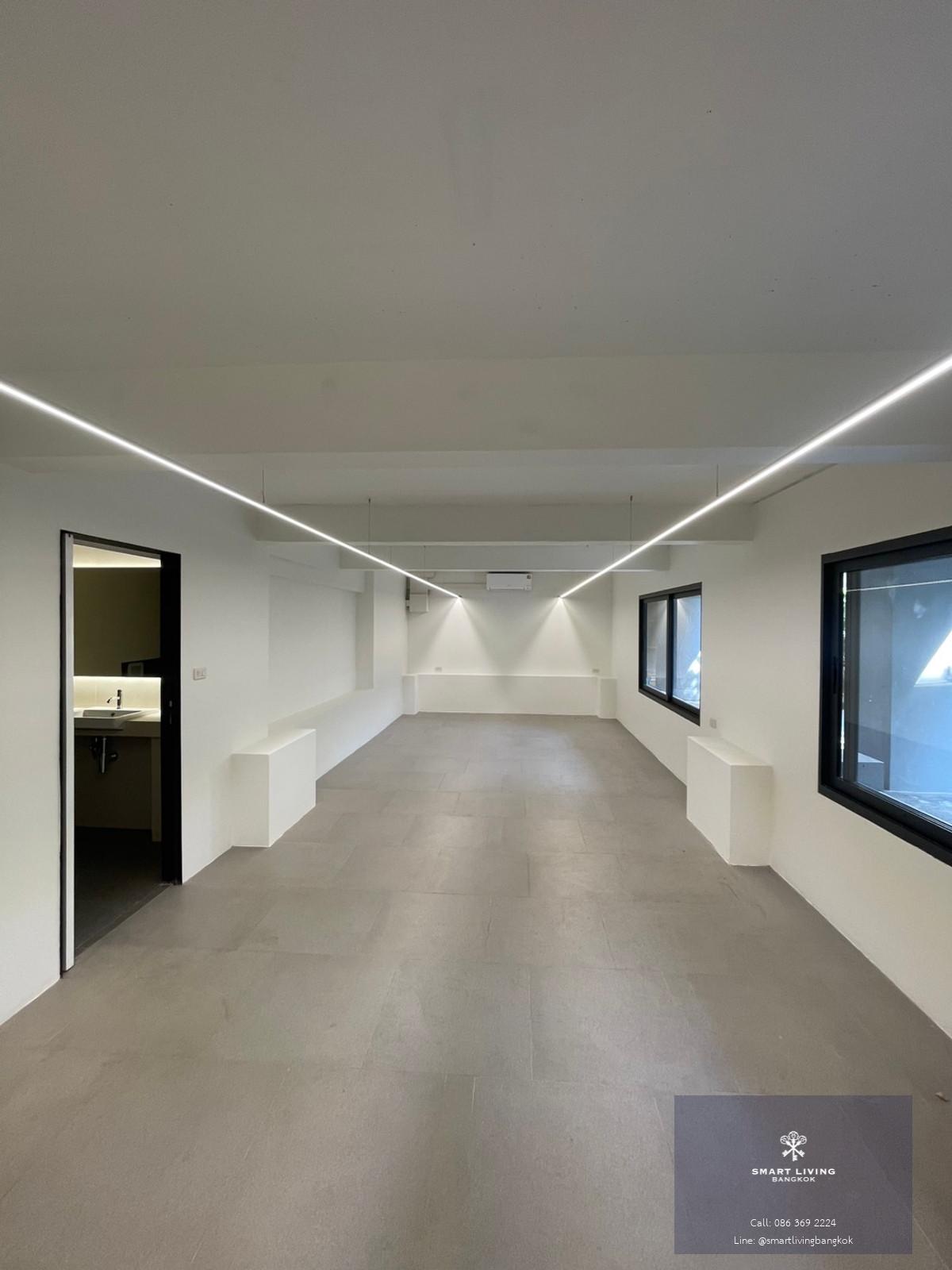 🔥ให้เช่าโฮมออฟฟิศ ยูนิต A รีโนเวทใหม่ ขนาด  300 ตร.ม. | สามารถเข้าได้จากรัชดา 32/ลาดพร้าว 35 | พื้นที่ใหม่ยังไม่มีคนเช่า | พร้อมที่ชาร์จ รถEV | พร้อมที่จอดรถมากถึง 4 คัน