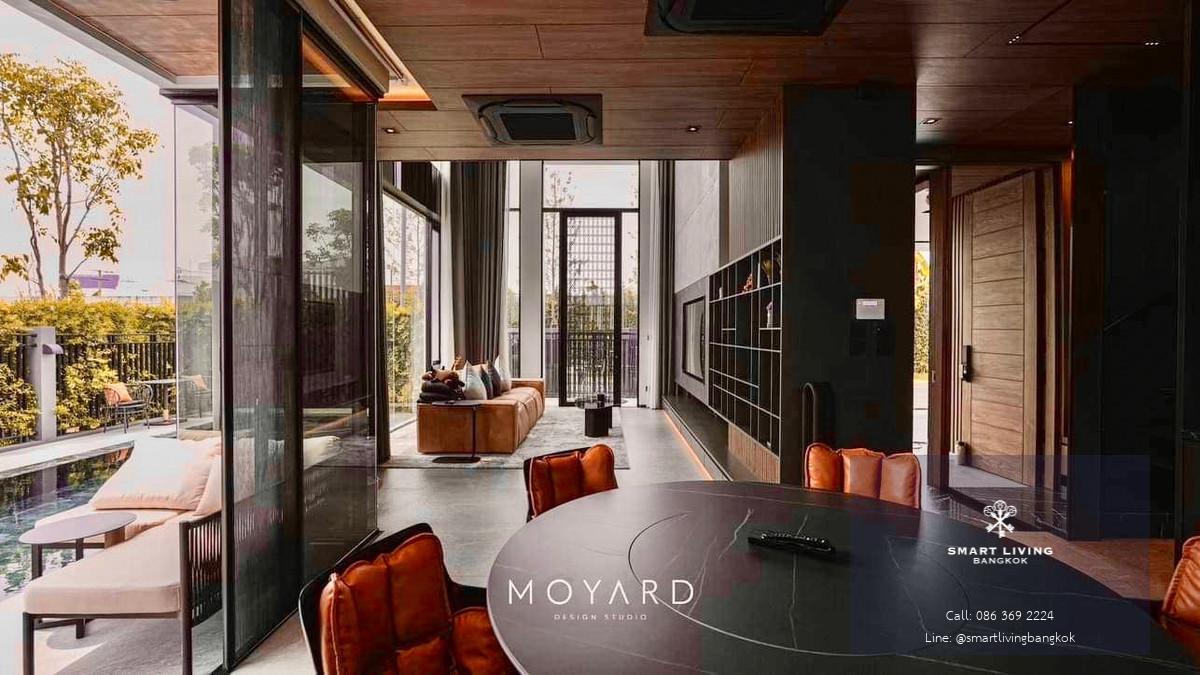 📢👇บ้านพูลวิลล่าสไตล์โมเดิร์น ในหมู่บ้านคุณภาพ ทำเลดี เดินทางสะดวก ใกล้สนามบินสุวรรณภูมิ เข้า–ออกได้ทั้งทางด่วนและถนนสุขาภิบาล 2 ตกแต่งสวยครบ พร้อมเข้าอยู่ได้ทันที