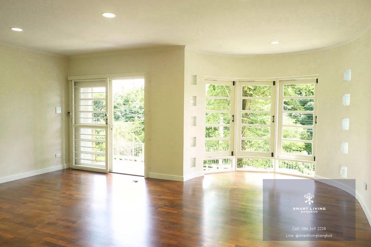 ทาวน์โฮมรีโนเวทใหม่ทั้งหลัง 4 ชั้น สไตล์มินิมอล ทำเลรัชดา 42 ราคาดีที่สุดในย่าน