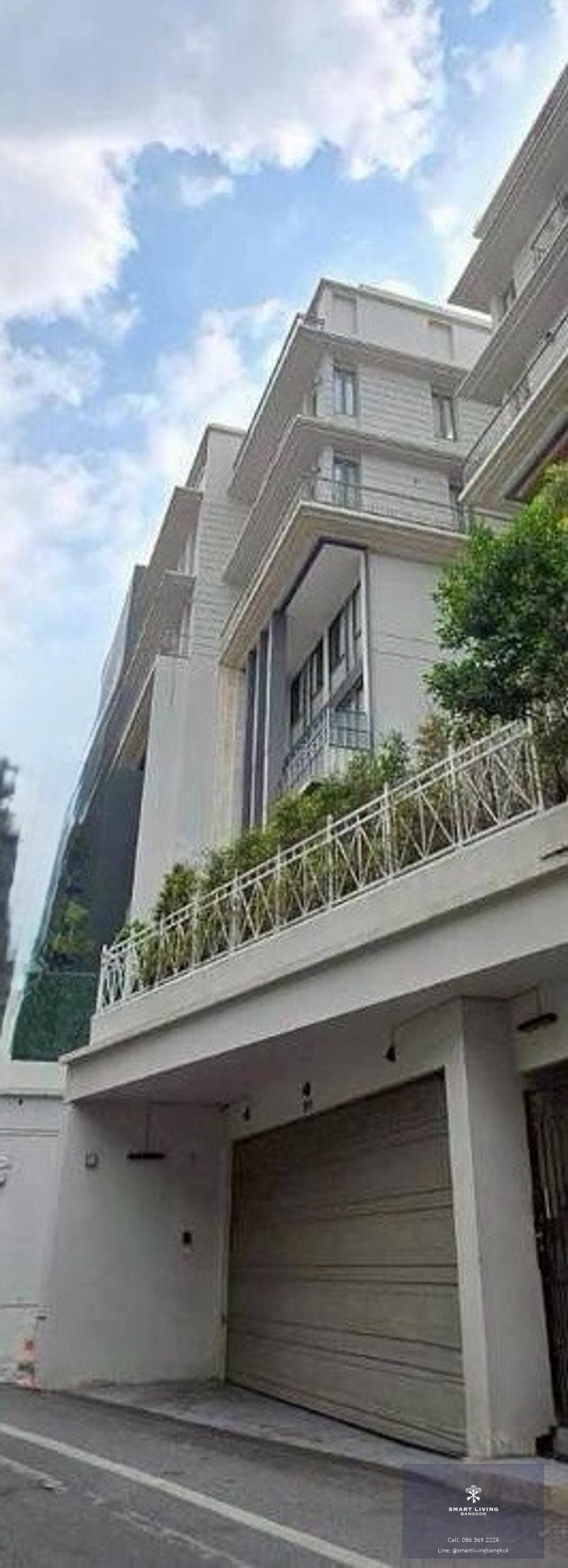 บ้านหรูให้เช่า ใกล้ BTS พร้อมพงษ์ 4 ห้องนอน พร้อมสระว่ายน้ำและลิฟต์ส่วนตัว