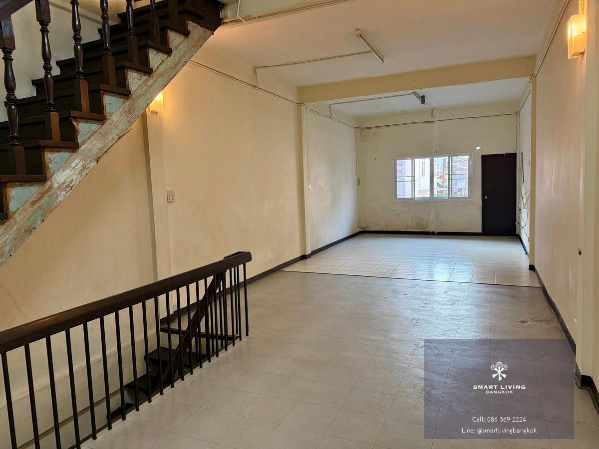 อาคารพาณิชย์อยู่ใน สุขุมวิท  ทำเลธุรกิจ ใจกลางเมือง เชื่อมต่อทั้งสุขุมวิท และ พระราม 4 การสัญจรหนาแน่น เหมาะสำหรับทำธุรกิจ | 4.5 Floors Shophouse for Rent  |  ใกล้ BTS พร้อมพงษ์