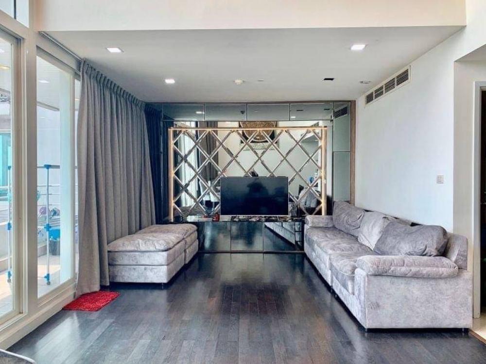 Hot price!! Sell with tenant til May 24 at WATERMARK CHAOPHRAYA , Penthouse 3 bed luxury decorated river view sell only 33MB