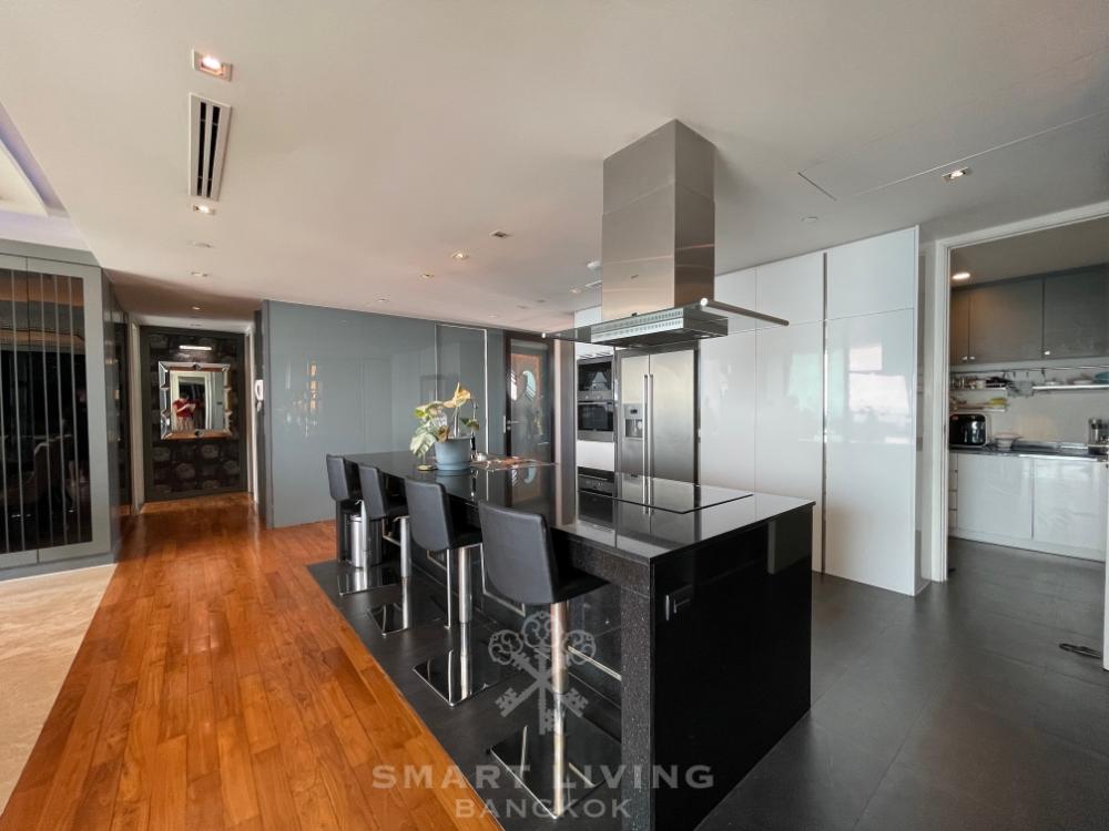 This Price is CHEAP!! Super modern design, Luxury furnitures on a high floor and #PetFriendly @49,000,000 Baht