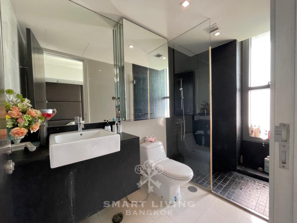 This Price is CHEAP!! Super modern design, Luxury furnitures on a high floor and #PetFriendly @49,000,000 Baht