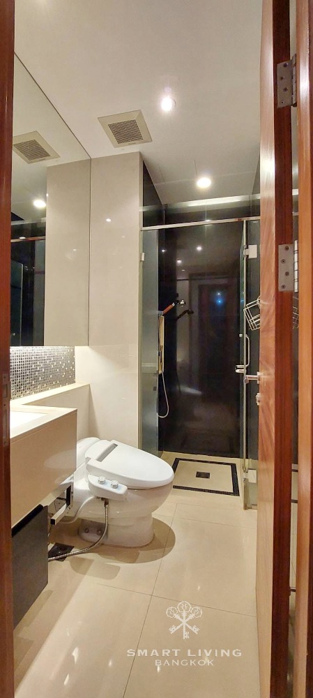 The Address Skv 28, ONLY 55,000 Baht, 5 mins walk to Thonglor or Promphong station. Near Emporium and Emquartier