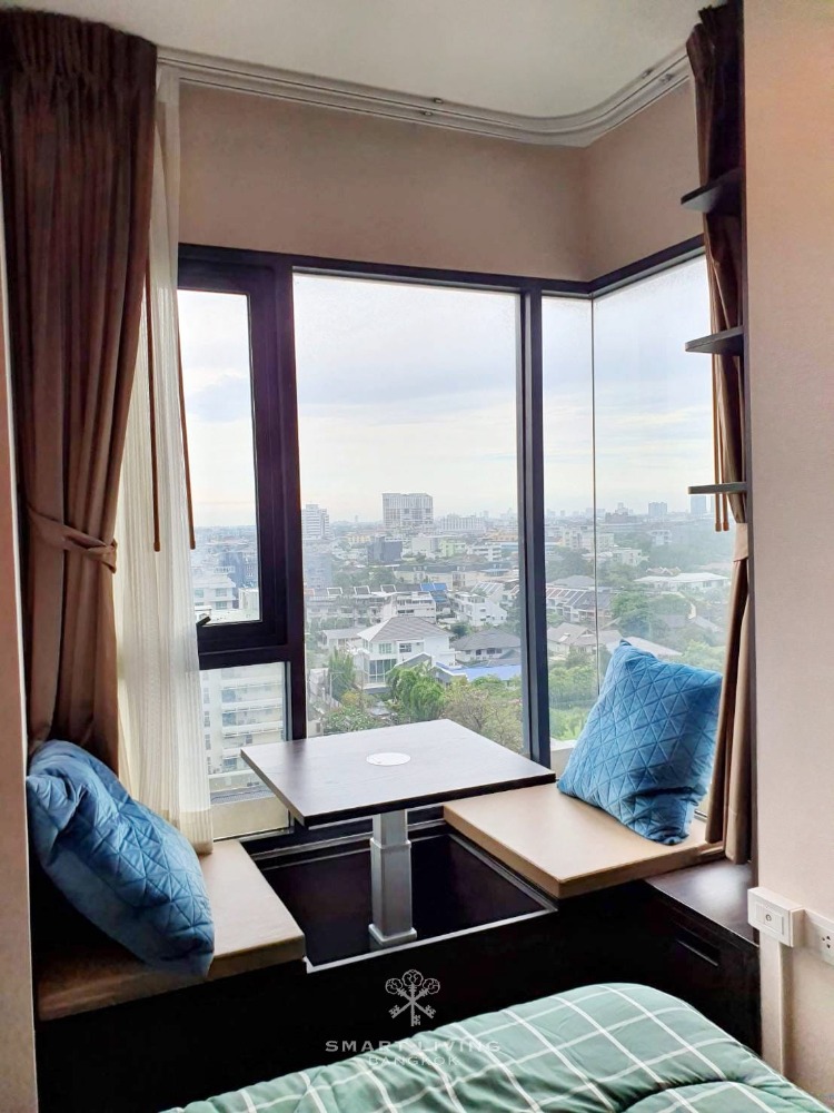 C Ekkamai 1 bed, nice and modern unit, never been rented with clear city view.