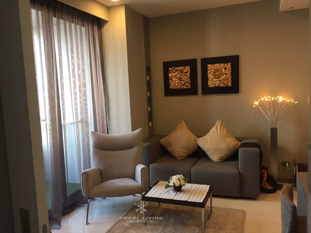 M Silom 1 bed, beautiful unit with clear city view and close to Silom Plaza and AIA Tower.