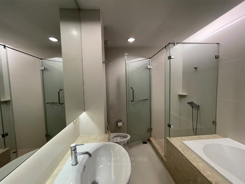 Spacious 3 bed, close to Lumpini park, best offer @100K!