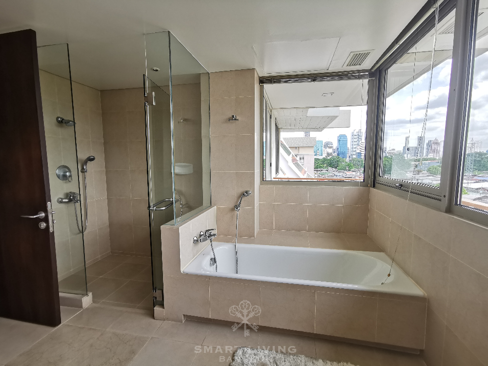 Huge space 3 bed, close to Lumphini park, only @80K!