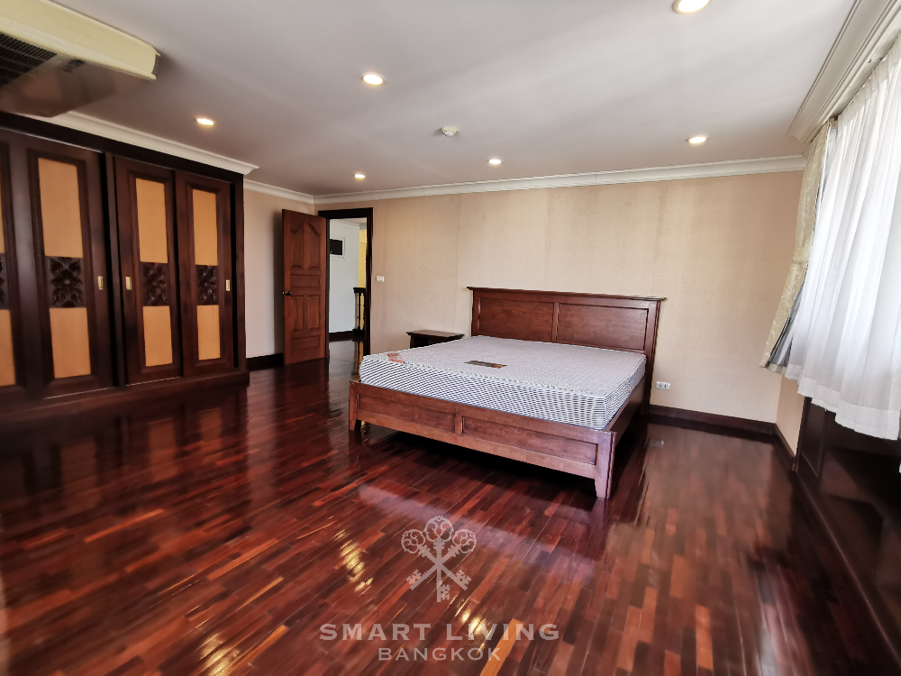 Nagara Mansion Duplex Penthouse 4bed, 5 min. walk to BTS Ploenchit, only @85K!