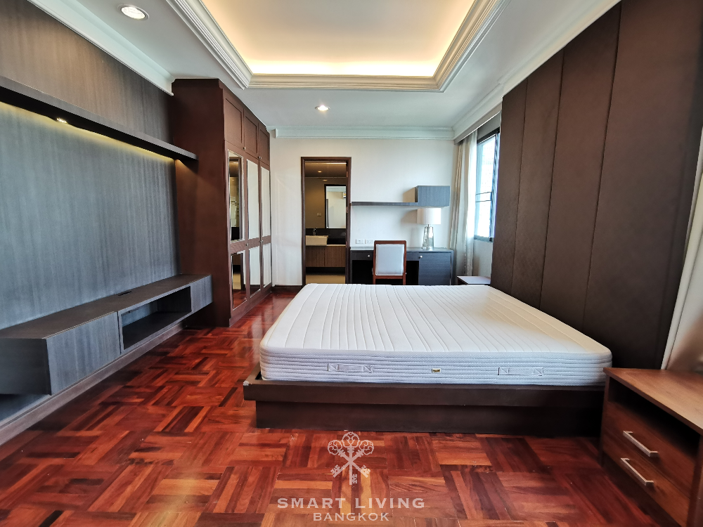 Duplex Penthouse 4bed, huge balcony close to BTS Ploenchit.