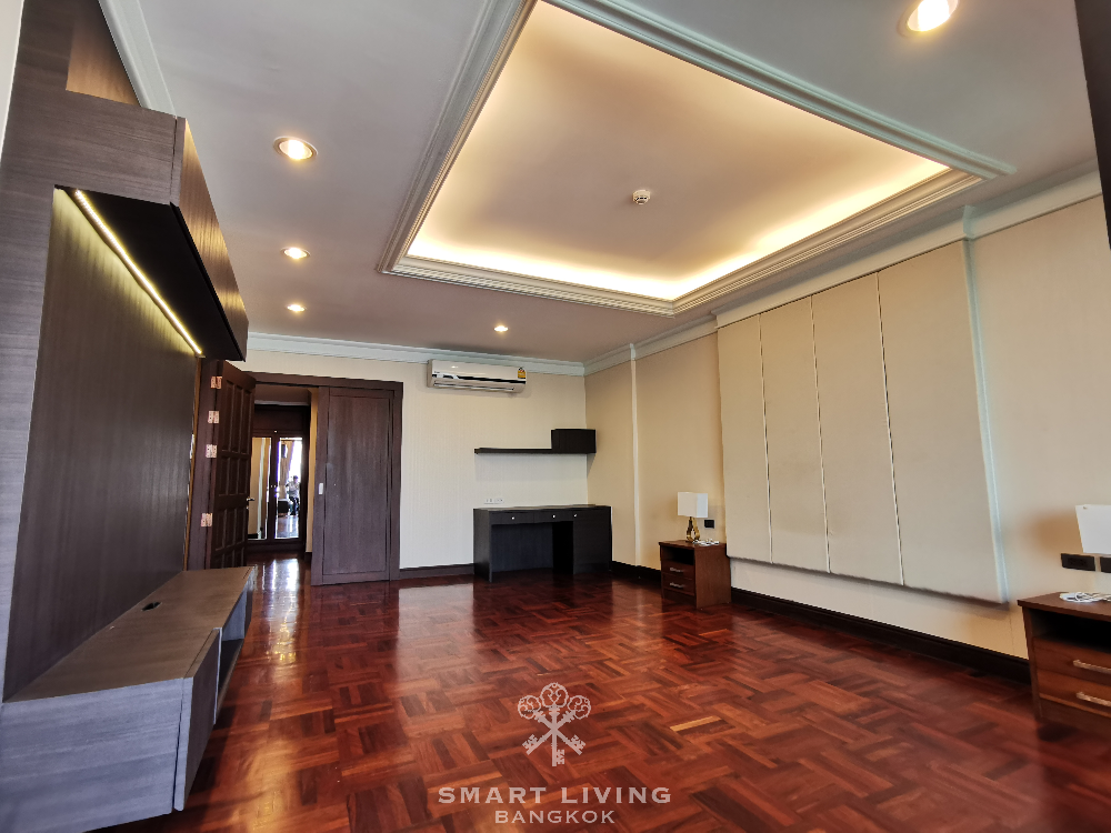 Duplex Penthouse 4bed, huge balcony close to BTS Ploenchit.