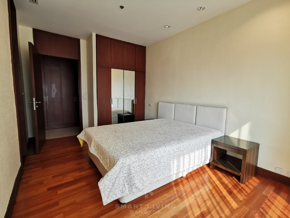 Huge 3 beds 230 sqm, walk to Lumpini Park only @120K