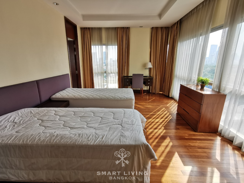 Huge 3 beds 230 sqm, walk to Lumpini Park only @120K
